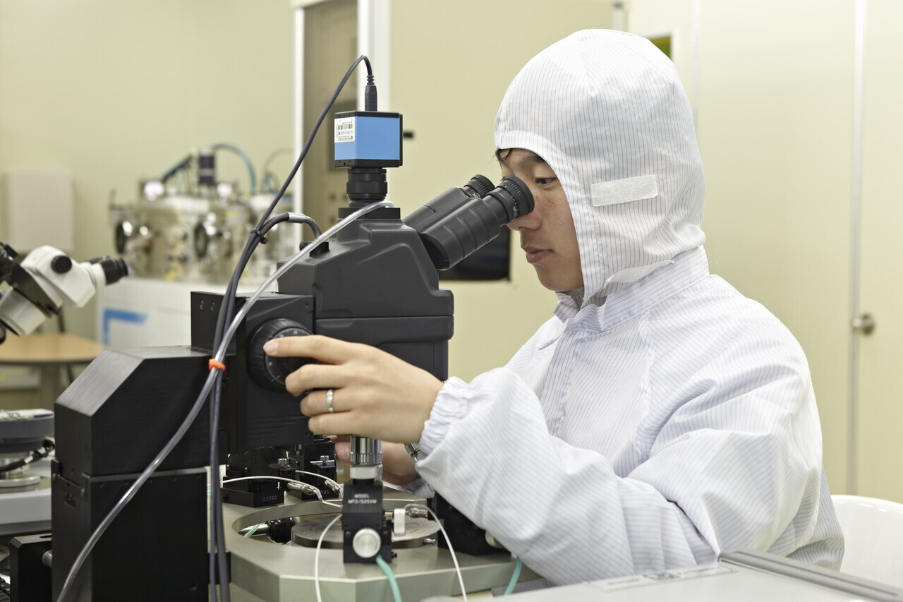 풍산FNS 작업자들이 정밀 측정 장비를 통해 고충격센서에 대한 측정 검사를 실시하고 있다. 풍산FNS 제공