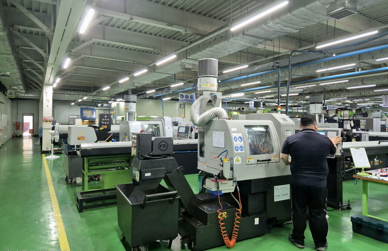 풍산FNS 작업자들이 품질관리에 최선을 다하고 있다. 풍산FNS 제공