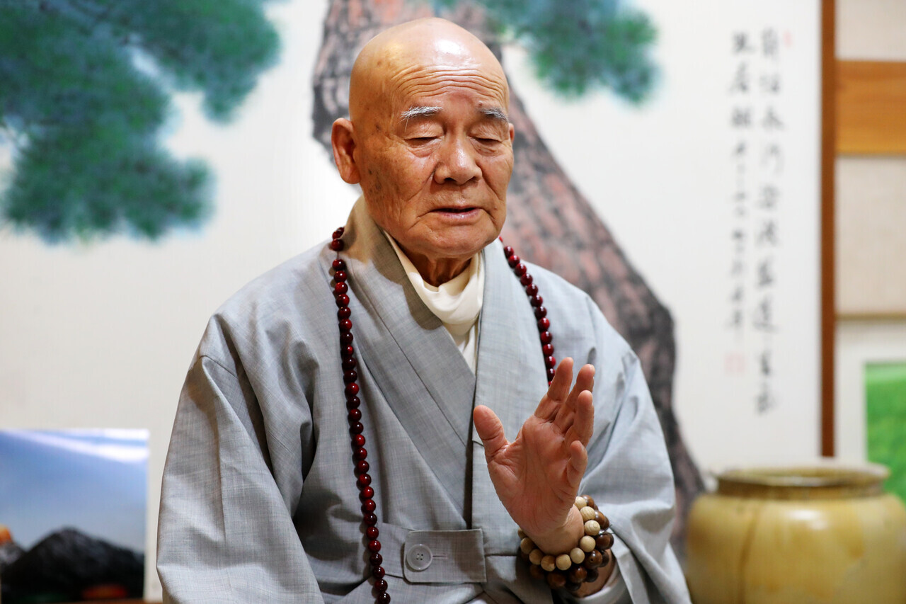 '불기 2569년 부처님 오신 날(5월 5일)'을 맞아 지난달 26일 만난 수덕사 방장 달하 우송대종사는 "지금은 복 짓는 시대, 내 책임인 시대, 주인공인 시대"라며 어지러운 세상을 일깨웠다. 김영태 기자