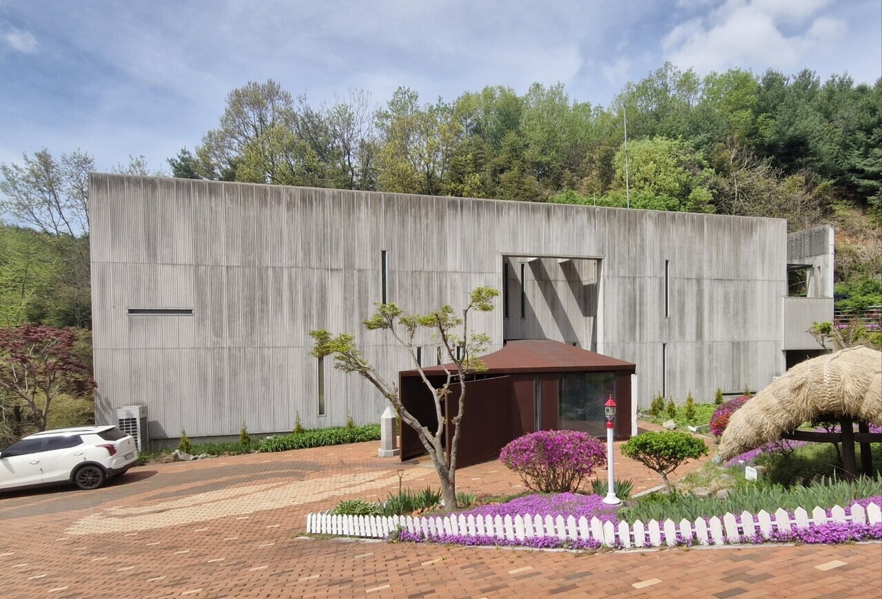 김한종 의사 생가 옆에 세워진 기념관. 기념관 설계는 김 의사의 손자인 건축가 김경식의 작품이다.