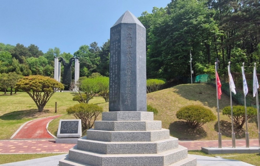 천안 보훈공원의 독립투쟁의사 광복회원 기념비. 대한광복회 충청지부에서 독립운동을 벌인 천안 출신의 장두환 유창순 성달영 유중협 강석주 조종철 김정호 의사를 기리고 있다. 김재근 선임기자