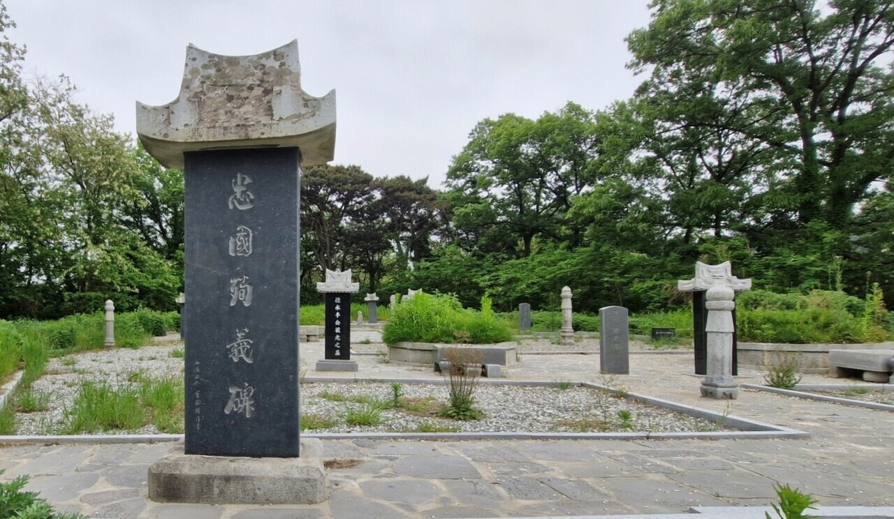 충남 아산시 영인면 월선리 산 60-5 이규풍 규갑 형제의 가족묘역에는 독립운동에 참여한 가족들의 묘와 충국순의비, 오충비 등이 있다. 사진=김재근 선임기자