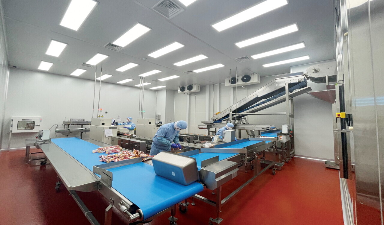 명랑시대 작업자들이 금속검출기와 중량체크를 통해 안전성과 품질을 검수하고 있다. 명랑시대 제공