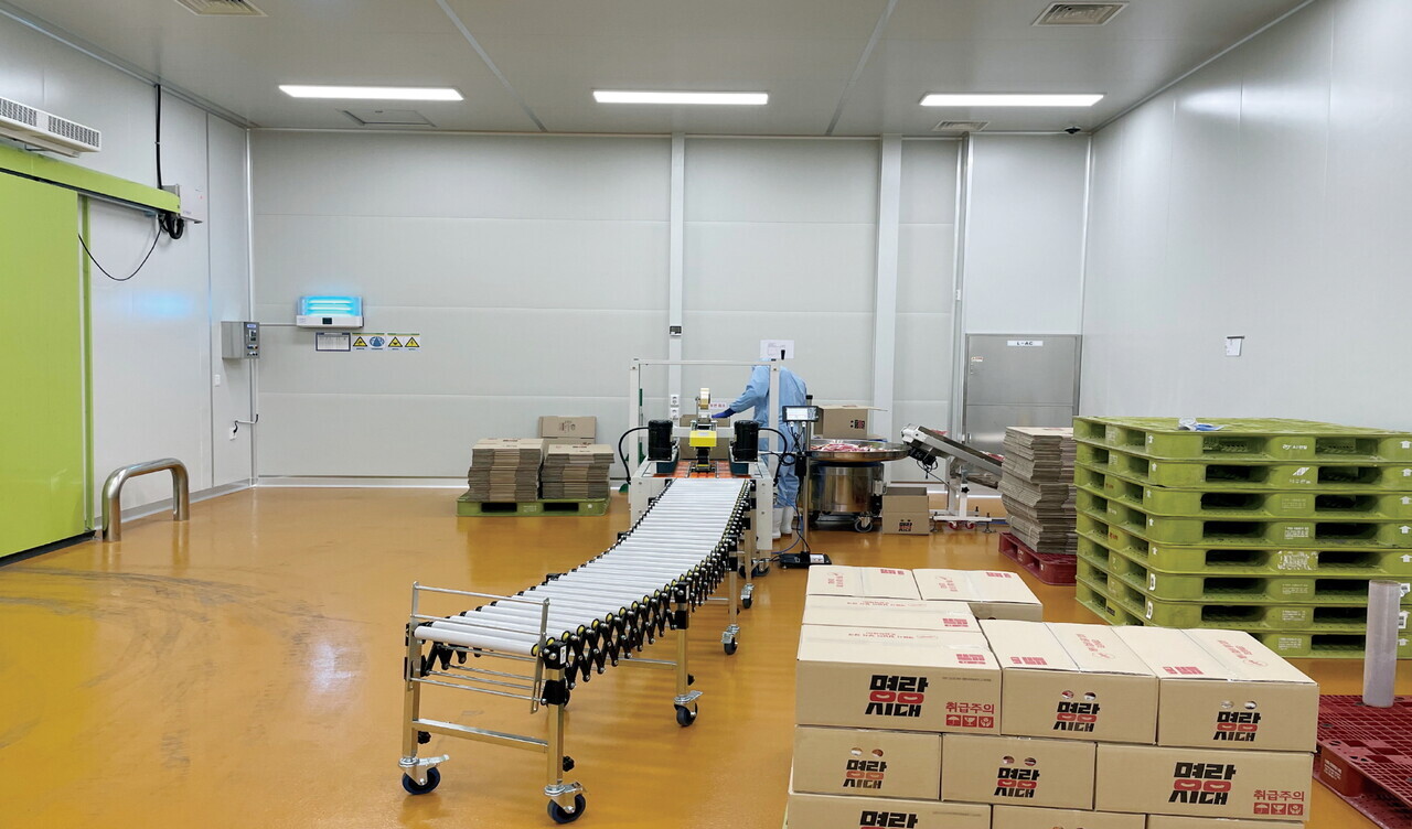 명랑시대 직원들이 품질관리에 최선을 다하고 있다. 명랑시대 제공