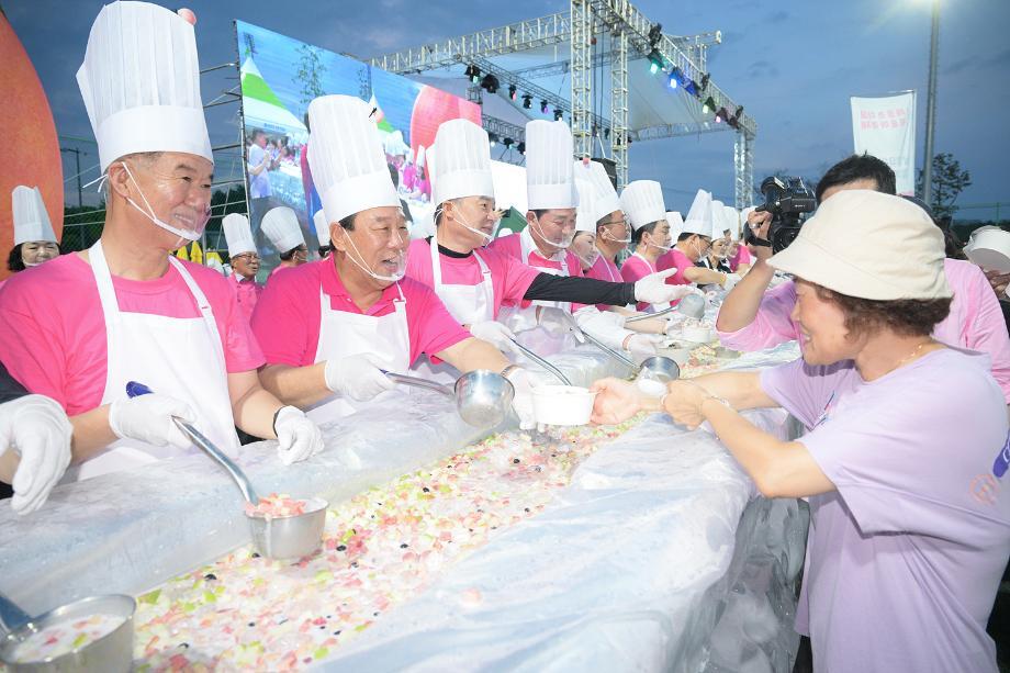최민호 세종시장(왼쪽에서 두번째)이 지난해 열린 세종조치원복숭아 축제에서 복숭아화채나눔 행사에 참여하고 있다. 세종시 제공