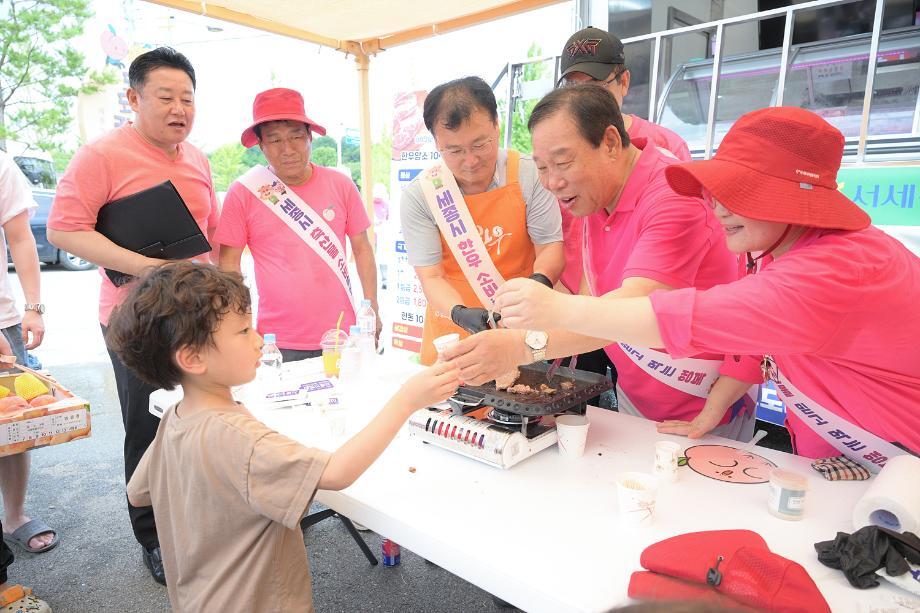 지난해 열린 세종조치원복숭아 축제에서 최민호 세종시장(오른쪽에서 두번째)이 어린이에게 시식용 한우를 건네주고 있다. 세종시 제공