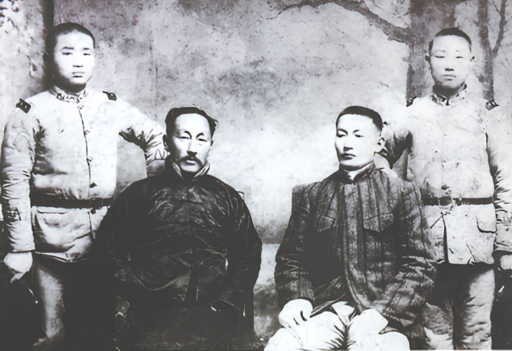이세영과 이창영 형제 모두 독립운동에 헌신했다. 1913년 사진으로 앞줄 왼쪽이 이세영, 오른쪽이 이창영이다. 사진=충남역사문화연구원 학술세미나 자료집