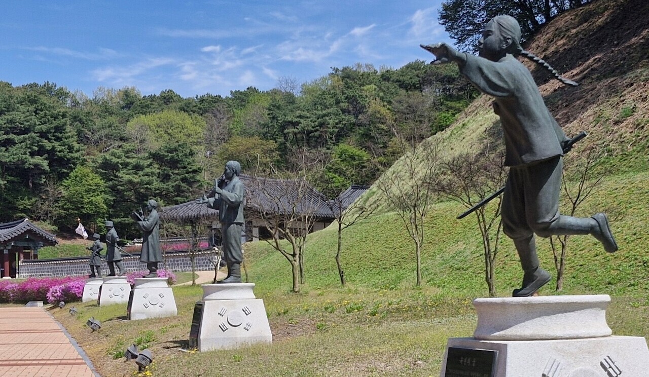 생가 뒤쪽에는 김좌진 장군의 생애를 어린 시절부터 5단계로 형상화한 동상 5개가 세워져 있다.