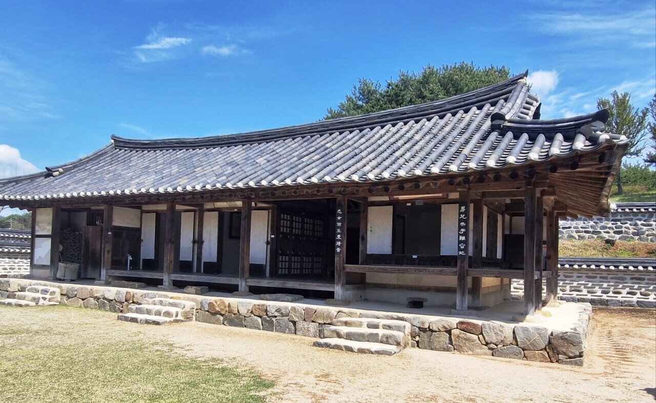 생가의 안채는 정면 8칸, 측면 3칸의 서향 기와집이다.