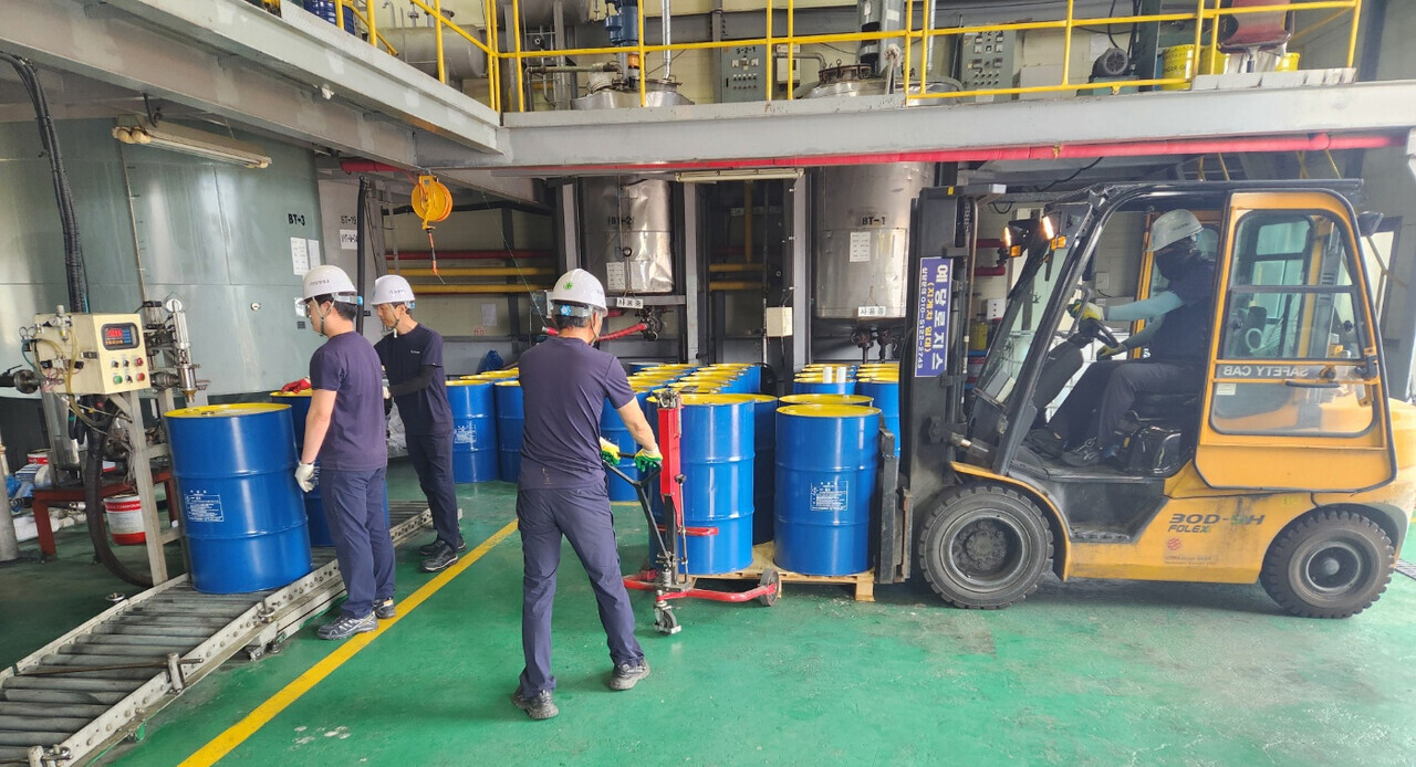 ㈜남영테크 직원들이 공장에서 생산한 윤활유 첨가제를 지게차를 이용해 이송하고 있다. ㈜남영테크 제공