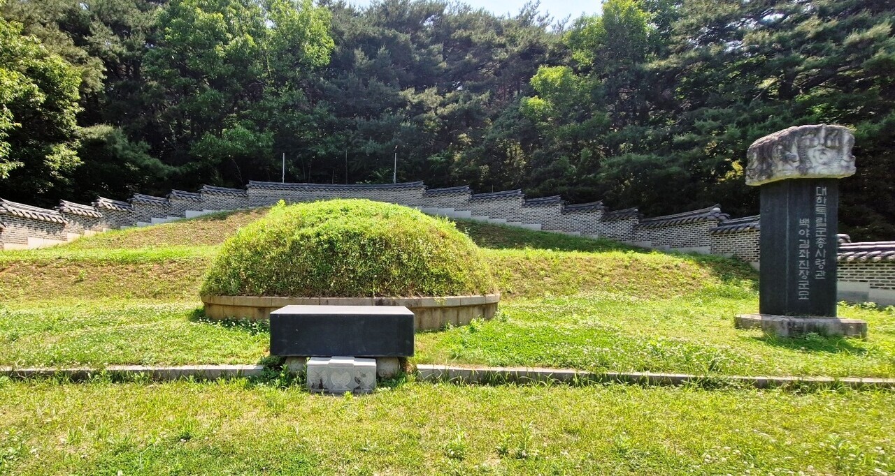 충남 보령시 청소면의 김좌지장군 묘소. 부인 오숙근 여사가 1934년 만주에서 유골을 모셔와 홍성군 서북면 이호리에 안장했다가 1957년 이곳으로 이장했다. 김재근 선임기자