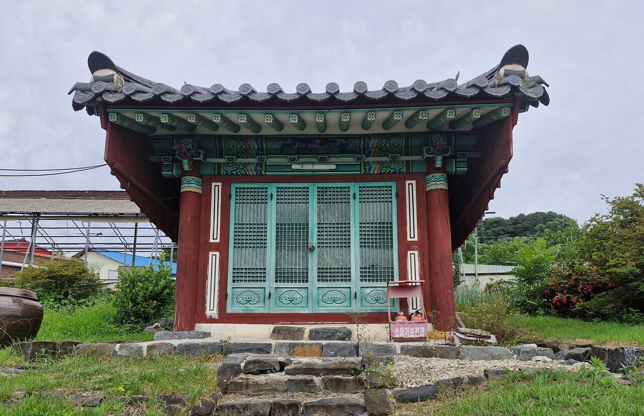 부여군 은산면 박영희 생가에는 조상의 신위를 모신 영당이 있다. 김재근 선임기자