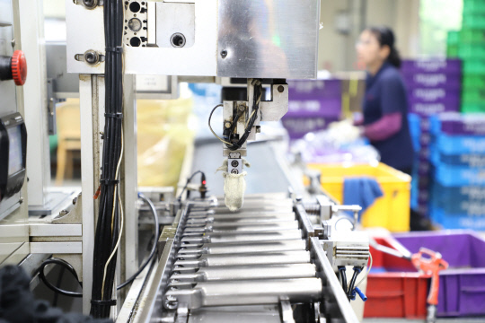 로봇 집게가 드림텍의 U조인트를 옮기고 있다. 박하늘 기자