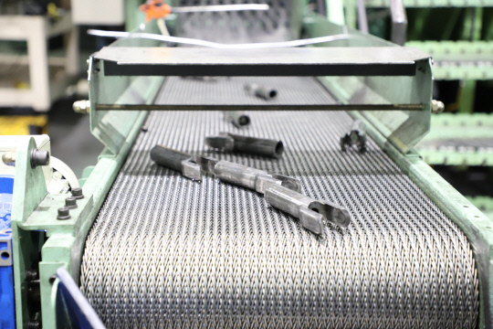 드림텍에서 생산한 U조인트가 컨베이어벨트를 타고 이동하고 있다. 박하늘 기자