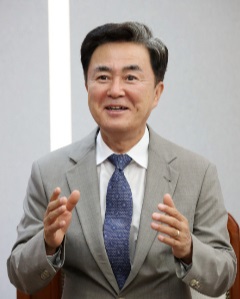 김태흠 지사는 '민선8기' 4년차를 맞아 "그동안 충남을 넘어 대한민국의 미래를 준비하는 토대를 실질적으로 구축했다"며 "남은 1년 지금까지 뿌려놓은 씨앗들이 확실히 꽃피워 열매를 맺을 수 있도록 도정역량을 집중하겠다"고 강조했다.  충남도 제공