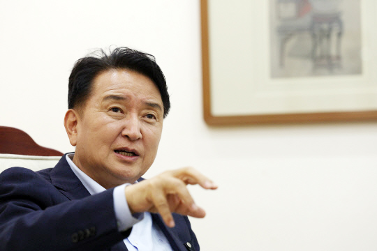 김영환 충북도지사는 8일 도청 섬기는 방에서 대전일보와 인터뷰를 통해 "일하는 밥퍼 사업은 충북 경제를 되살리는 1석 10조의 새마을운동을 능가하는 혁신사업"이라고 말했다. 충북도 제공