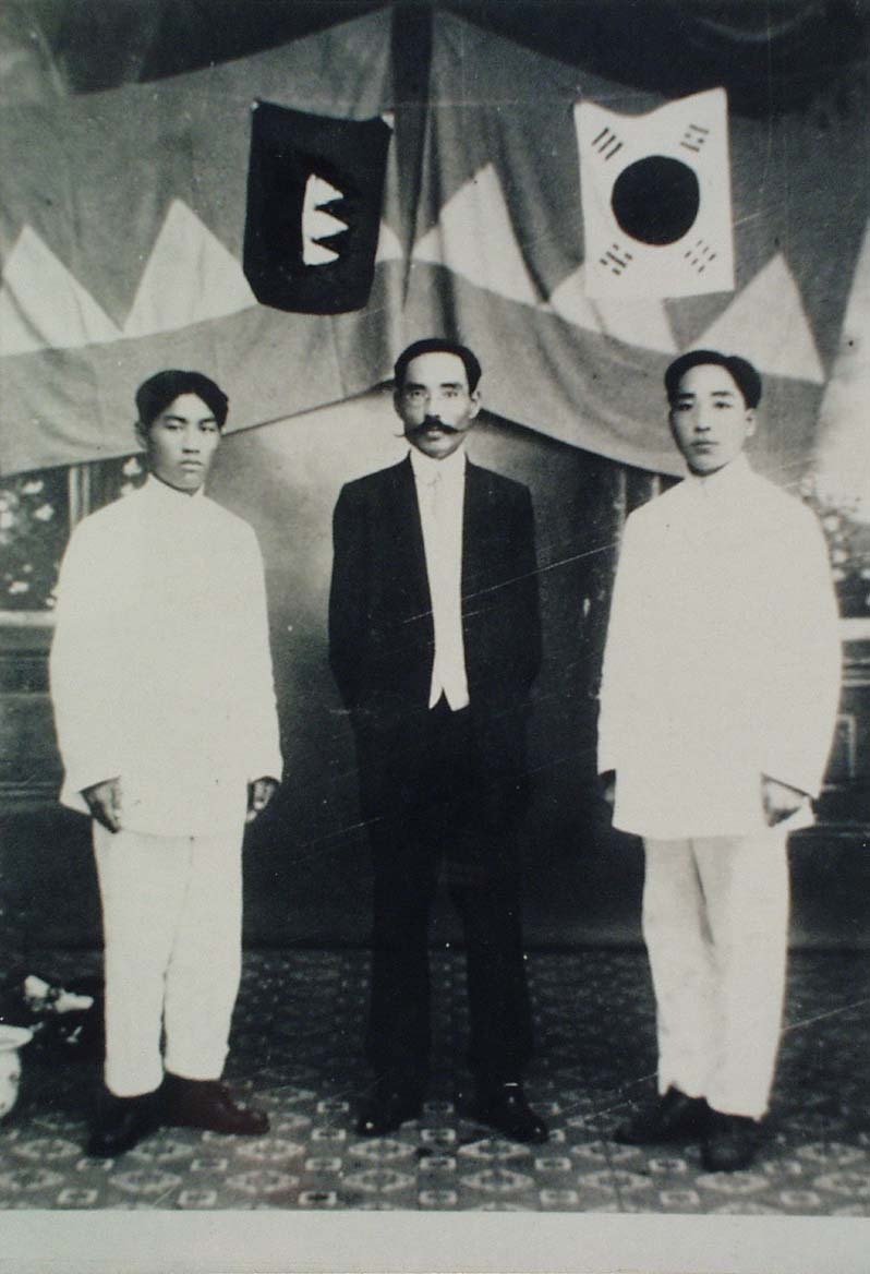 신규식에 세운 박달학원과 학생들. 가운데가 예관 신규식, 왼쪽이 신성모, 오른쪽은 예관의 친동생 신건식이다. 사진=독립기념관