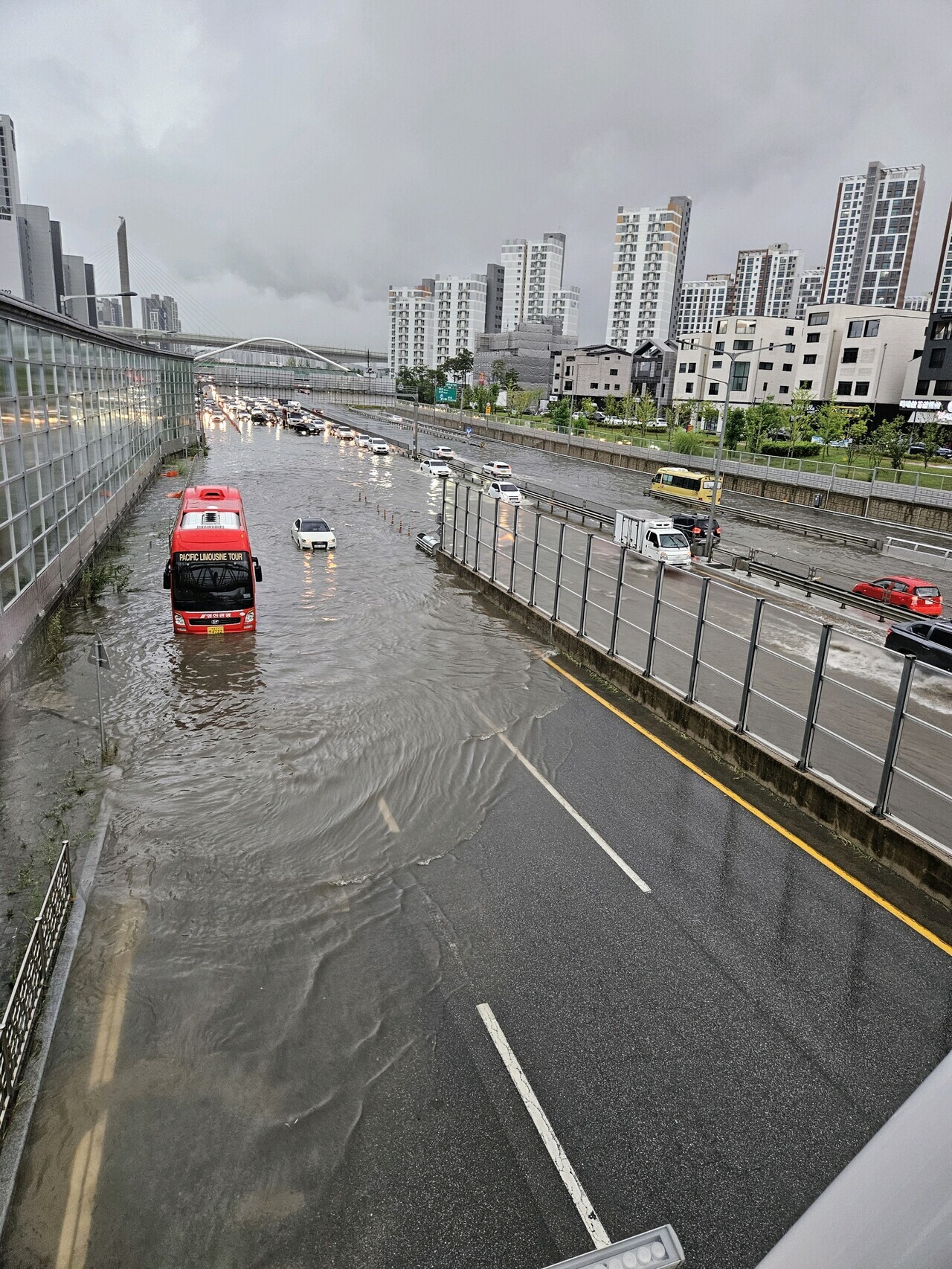 17일 오전 밤사이 거센 폭우로 침수된 충남 아산시 배방읍 세교지하차도를 차들이 천천히 달리고 있다. 독자 제공