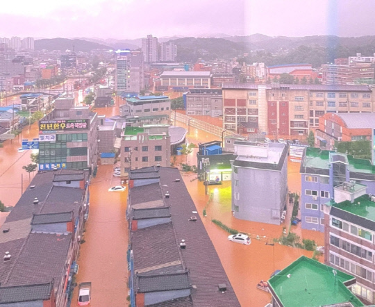 당진시 정보고 인근 시내 일대가 폭우로 물에 잠겼다. 사진=독자제공.