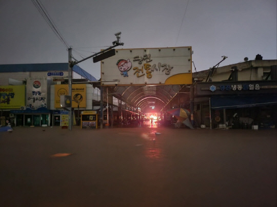 지난 16일 밤 당진 재래시장이 침수된 모습. 독자 제공.