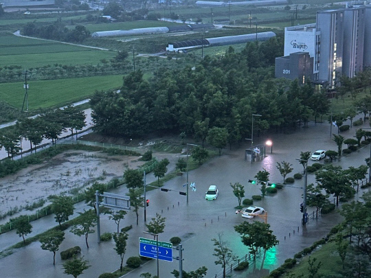 16일 충남 홍성군 홍북읍 일대가 침수, 차량이 떠다니고 있다. 독자 제공.