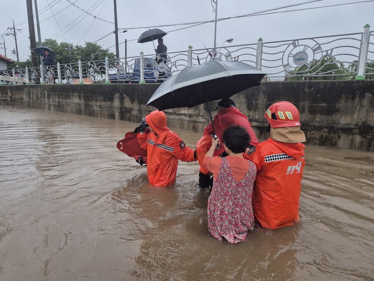 17일 오전 7시 20분쯤 충남 공주시 유구읍의 한 마을이 침수돼 출동한 소방 당국이 주민들을 구조하고 있다. 공주소방서 제공