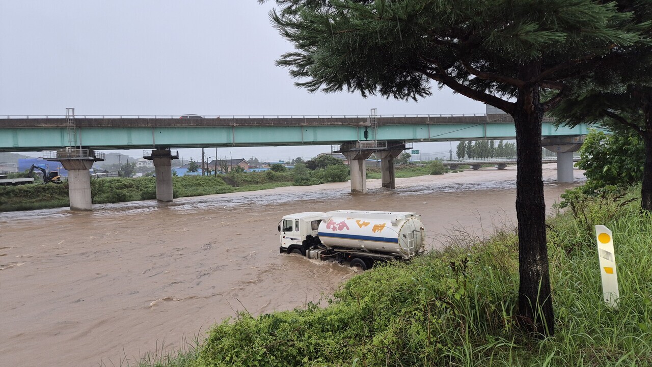 17일 충남 지역에 시간당 100㎜ 폭우가 쏟아진 가운데 청양군 청양읍 읍내리 지천변 일대가 잠긴 모습. 독자 제공.