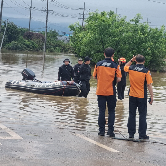 실종자 수색중인 소방당국. 정관희 기자 
