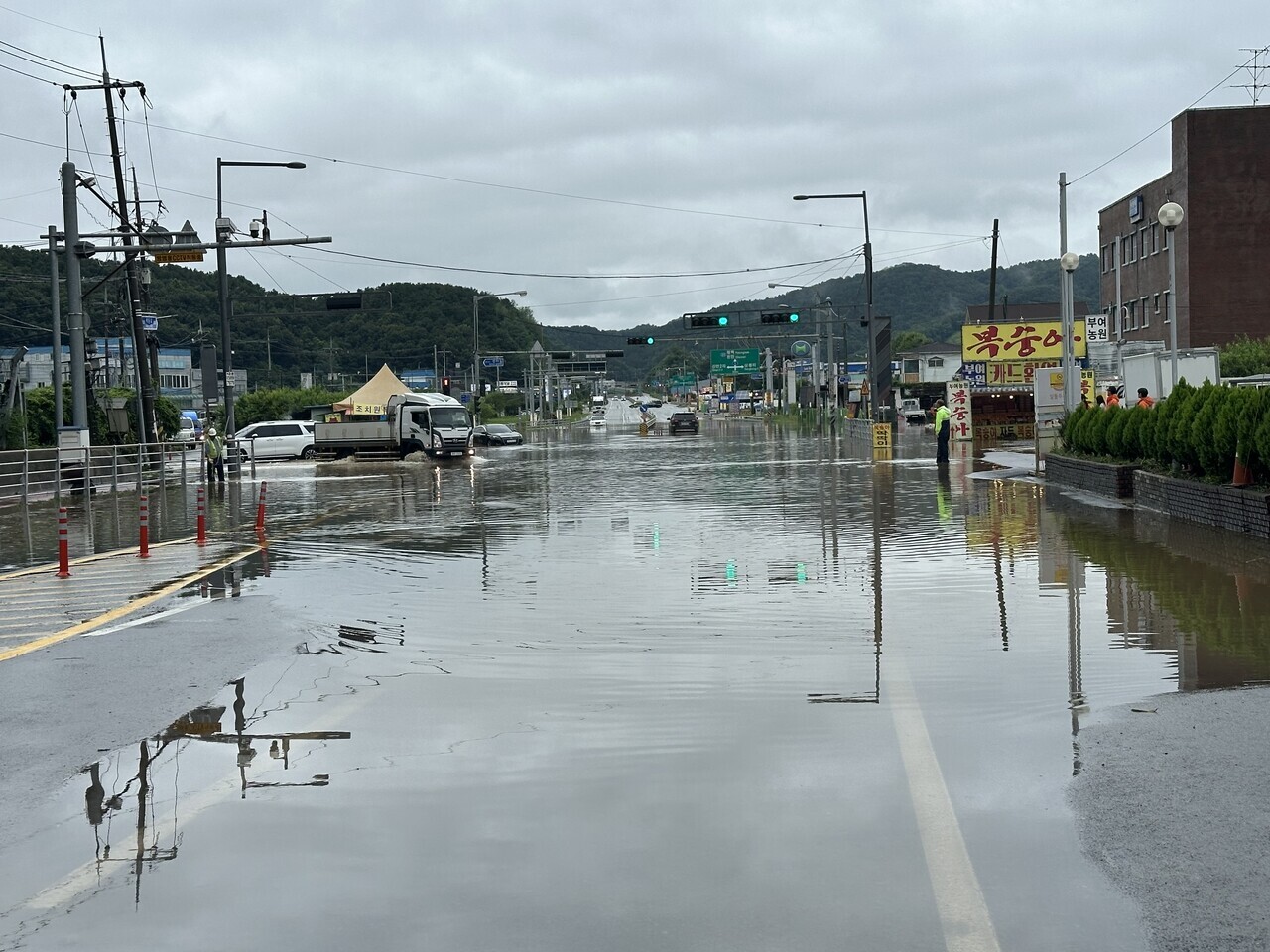 국도1호선 일부 구간이 침수돼 전면 통제되고 있는 모습. 독자 제공