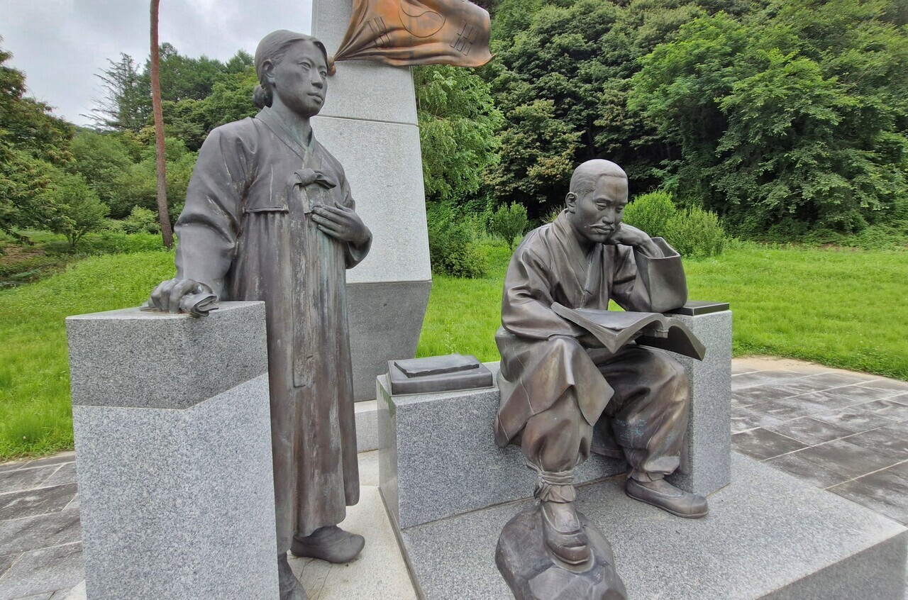 충북 청주시 상당구 낭성면 귀래리의 신채호 박자혜 부부 동상. 김재근 선임기자