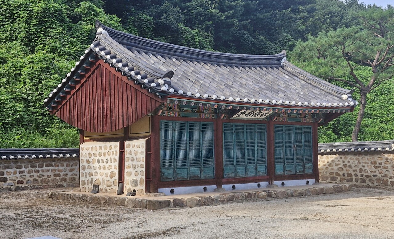 제천시 봉양읍 공전리에 주자와 송시열 이항로 유중교 유인석 등의 영정을 봉안한 자양영당이 있다.