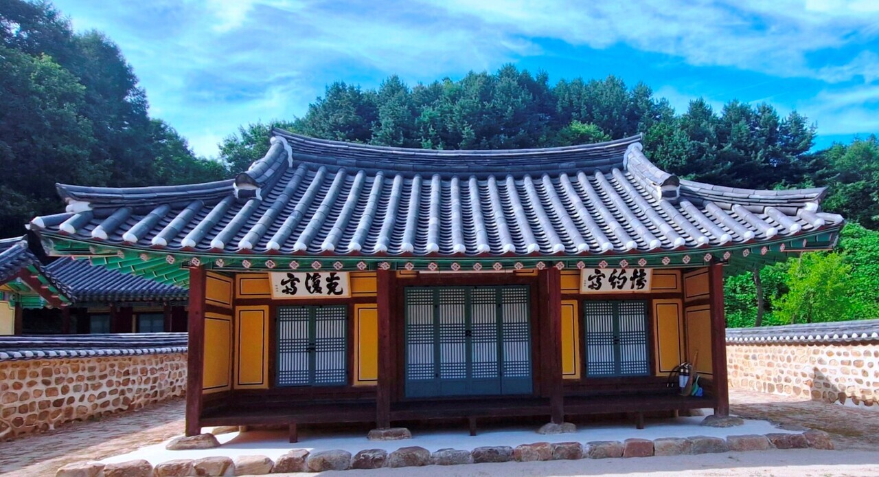 제천시 봉양읍 공전리 자양영당 안의 자양서사. 의병장 의암 류인석이 제자들과 투쟁방안을 논의한 곳으로, 현판은 유인석이 쓴 글씨이다. 김재근 선임기자