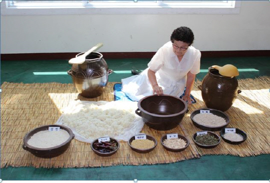대한민국식품명인 19호로 지정된 우희열 명인이 서천 한산 소곡주를 빚고 있다. 서천군 제공