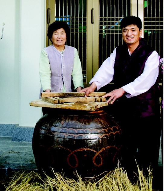 서천 한산소곡주 우희열 명인이 아들 나장연 대표에게 제조기술을 전수 하고 있다 서천군 제공