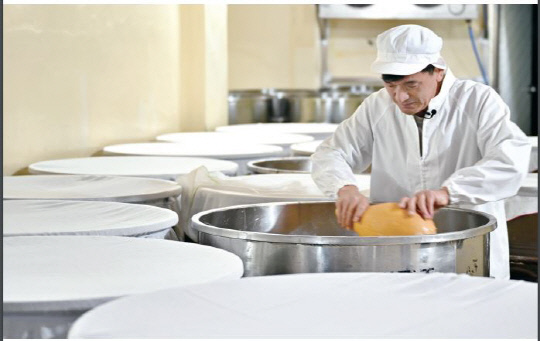 서천 한산 소곡주 나장연 대표가 소곡주 제조 공정을 하고 있다. 서천군 제공