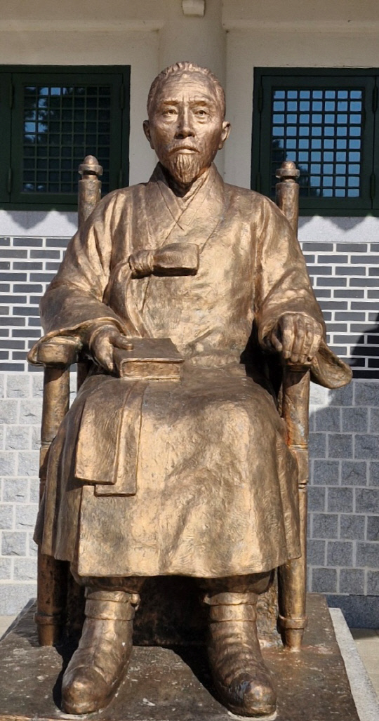 기념관 앞에 세워진 월남 이상재 선생 동상. 김재근 선임기자