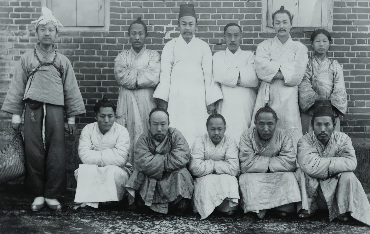 한성감옥 시절의 이상재(앞줄 왼쪽부터 네번째). 맨 왼쪽 서 있는 인물이 이승만이다. 자료=국가보훈부