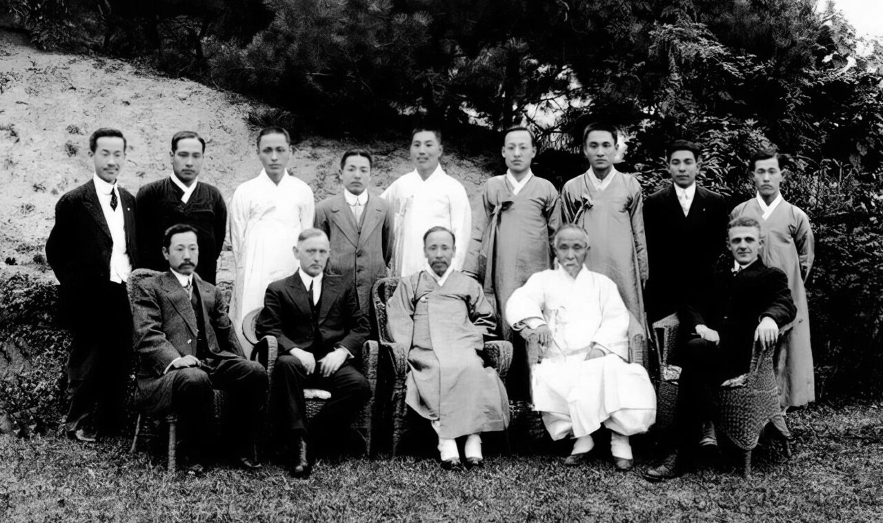 일제하 초기 황성(서울)YMCA 지도자들. 앞줄 오른쪽 두번째가 월남 이상재이다. 사진=월남이상재선생 기념사업재단