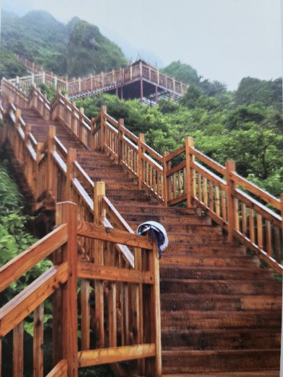 (주)나무들이 생산한 데크로 설치된 성산일출봉데크