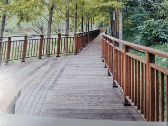 (주)나무들이 생산한 제품으로 설치된 부산 기장군데크로드