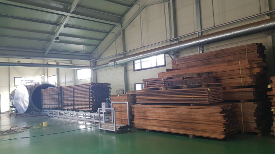 출하를 앞둔 (주)나무들이 생산한 고열처리된 목재