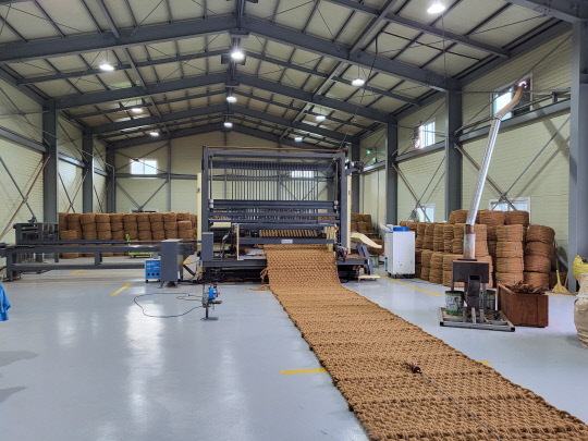 (주)나무들에서 생산되고 있는 친환경소재 100%코코넛 천연섬유질 야자매트