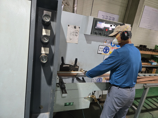 고열처리된 목재를 규격에 맞춰 절단 보강하고 있다.