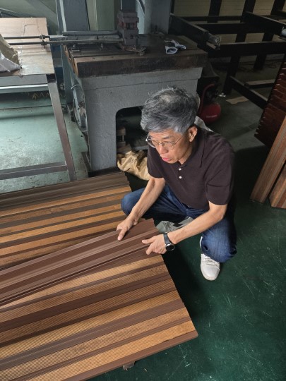 김기배 대표가 조달등록제품인 고열처리목재인 밀라스를 점검하고 있다