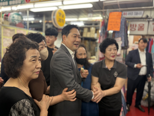 장동혁 국민의힘 대표가 25일 대전시당에서 현장 최고위원회의를 가진 뒤 중앙시장으로 자리를 옮겨 상인들과 인사를 하고 있다. 최다인 기자
