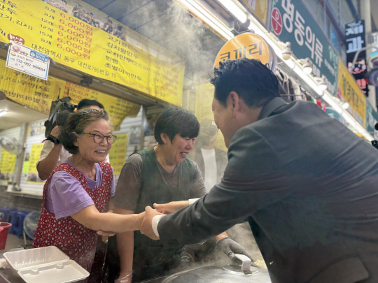 장동혁 국민의힘 대표가 25일 대전시당에서 현장 최고위원회의를 가진 뒤 중앙시장으로 자리를 옮겨 상인들과 인사를 하고 있다. 최다인 기자