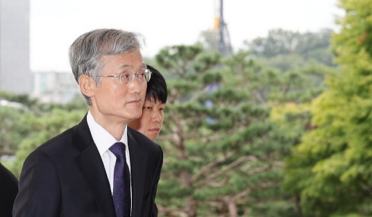 조희대 대법원장이 25일 서울 서초구 대법원으로 출근하고 있다. 연합뉴스