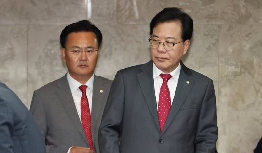 국민의힘 송언석 원내대표와 유상범 원내수석부대표가 24일 서울 여의도 국회에서 열린 긴급 의원총회에 참석하고 있다. 얀합뉴스