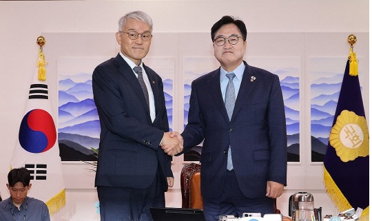 우원식 국회의장이 24일 서울 여의도 국회에서 천대엽 법원행정처장을 만나고 있다. 연합뉴스