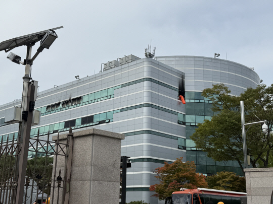 지난 26일 오후 8시 20분쯤 대전 유성구 국가정보자원관리원 5층 전산실 내부에서 화재가 발생한 가운데 27일 오후 소방당국이 현장에서는 연기를 빼는 작업을 진행하고 있따. 이다온 기자